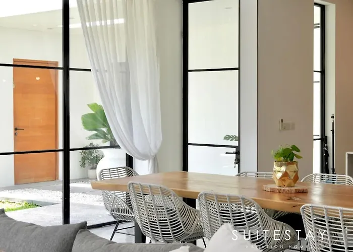 Stylish 4bed Luxury With Private Pool Access *