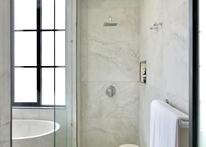 Stylish 4bed Luxury With Private Pool Access *