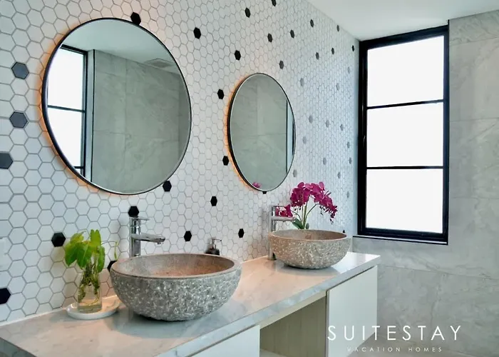 Stylish 4bed Luxury With Private Pool Access チャングー