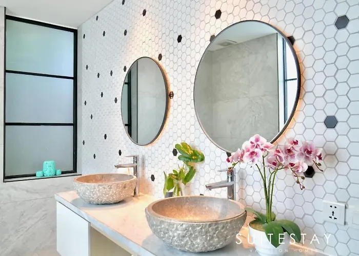 Stylish 4bed Luxury With Private Pool Access ヴィラ