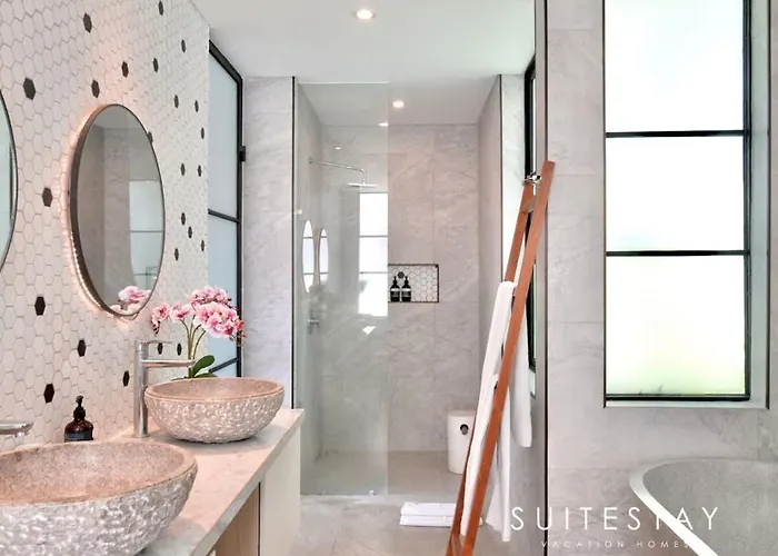 Stylish 4bed Luxury With Private Pool Access ヴィラ