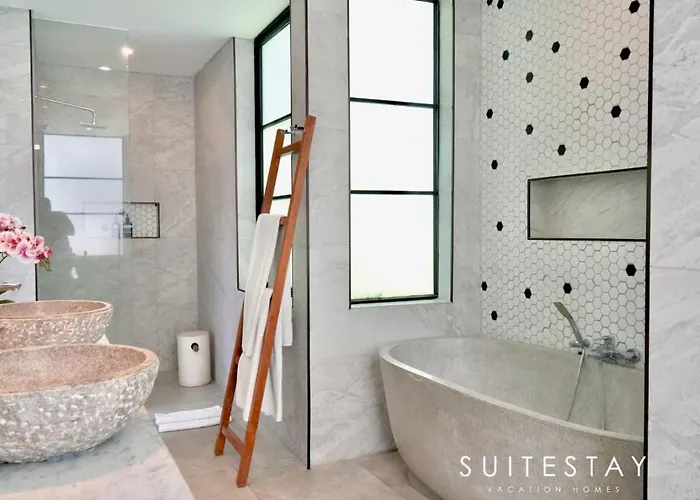Stylish 4bed Luxury With Private Pool Access ヴィラ チャングー